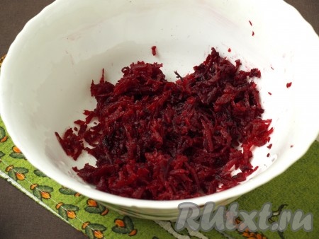 Варёную свеклу натереть на крупной тёрке и сложить в миску.
