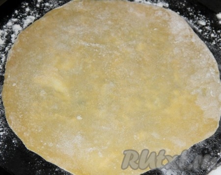 Каждую часть раскатываем тонким коржом и выпекаем в духовке с двух сторон. Коржи пекутся быстро! 