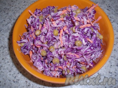 Вкусный и освежающий витаминный салат с краснокочанной капустой и горошком готов.

