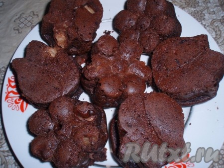 Шоколадные кексы с черносливом и яблоками