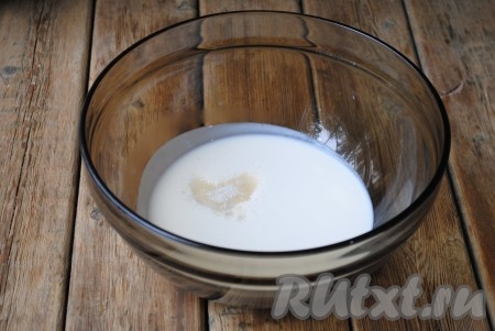 Ряженку налить в миску, добавить сахар и щепотку соли, хорошо перемешать.
