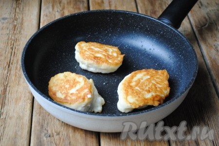 Оладушки жарить на небольшом огне по 2-3 минуты с каждой стороны. Готовые оладьи выложить на бумажное полотенце, чтобы убрать лишнее масло. 