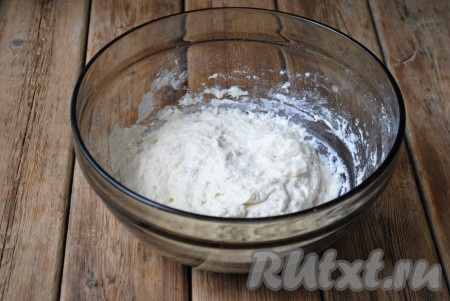 Добавить просеянную муку, перемешать ложкой. Затем добавить соду и ещё раз перемешать получившееся достаточно густое тесто. Оставить его минут на 10, чтобы сода активировалась и начала работать.&nbsp; 