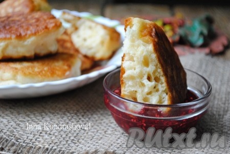 Подавать в горячем виде с вареньем и чаем.&nbsp;
