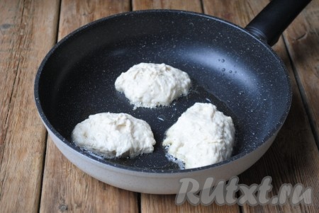 Столовой ложкой, смоченной в холодной воде, выкладывать тесто на сковороду, разогретую&nbsp;с небольшим количеством растительного масла, формируя оладьи.&nbsp;
