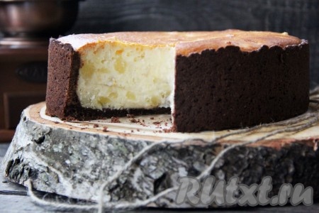 Готовый чизкейк достать из духовки, хорошо остудить, можно даже на пару часиков поставить в холодильник. Затем аккуратно снять бортики формы и переложить чизкейк на тарелку. Нарезать очень вкусный, нежный чизкейк из творога на кусочки и подать к столу. 