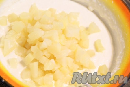  Затем добавить кусочки ананаса и аккуратно перемешать.