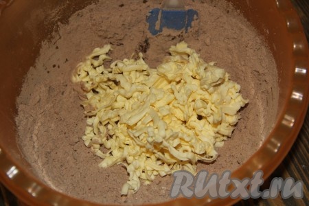 В получившуюся смесь добавить холодное сливочное масло, натёртое на тёрке или порубленное ножом.
