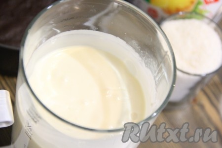 Пробить творог до однородного состояния. Масса получится жидкой.
