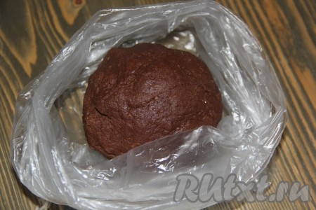 Замесить тесто, оно получится мягким и нежным. Положить тесто в пакет и оставить при комнатной температуре на 30-50 минут.