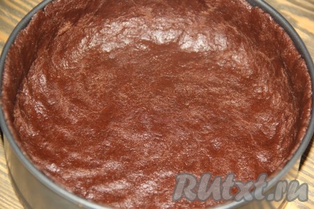 Тесто выложить в форму (у меня разъёмная форма диаметром 22 см) и сформировать высокий бортик. 