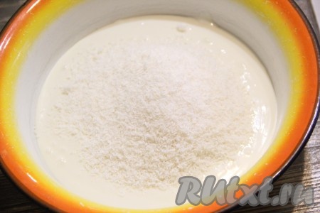 Творожную массу вылить в глубокую миску, добавить крахмал и кокосовую стружку.