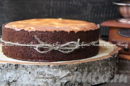 Поставить чизкейк из творога в разогретую духовку и выпекать, примерно, 50 минут при температуре 180 градусов.