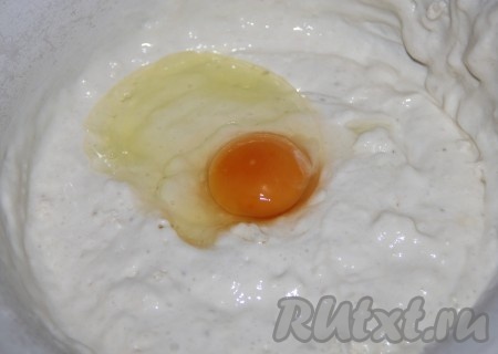 Кислое молоко, яйцо, соль и соду, гашеную уксусом, смешать.