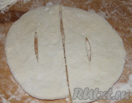 Разделить тесто на три равные части. Из каждой части раскатать коржик, перерезать пополам и каждую половинку перерезать по середине.