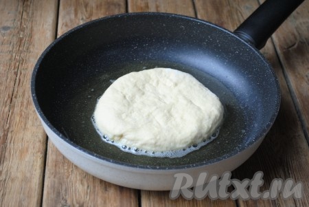 По истечении времени разделить тесто на 3 равные части. На столе, припыленном мукой, раскатать каждую часть теста в лепёшку&nbsp;толщиной 1,5-2 см. На каждой лепешке ножом или вилкой сделать несколько наколов. Налить в сковороду растительное масло (масло должно покрывать дно сковороды), хорошо разогреть его. Выложить лепёшку и уменьшить огонь. Жарить каждую лепешку на небольшом огне с двух сторон (по 3-4 минуты с каждой стороны).&nbsp;
