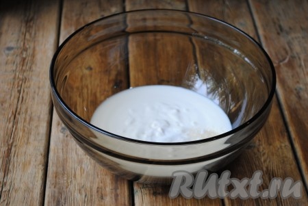 Налить ряженку в миску, всыпать сахар, соль и соду, хорошо перемешать.&nbsp;
