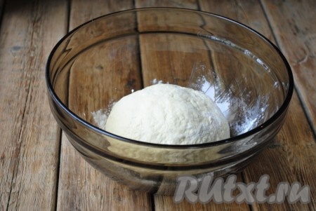 Миску с тестом накрыть полотенцем и оставить при комнатной температуре минут на 10-15.&nbsp;
