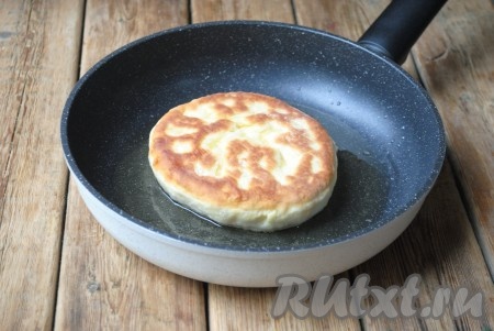 Готовая лепёшка должна быть красивого румяного цвета. 