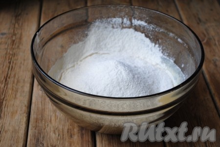 Подсыпая частями просеянную муку, замесить не липнущее к рукам, мягкое тесто.
