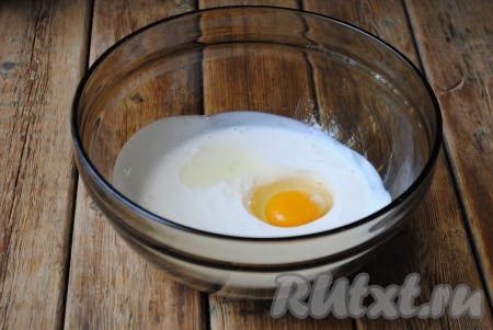 Вбить яйцо и ещё раз перемешать. 