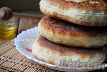 Очень вкусные, пышные лепёшки, замешанные на ряженке, можно подавать на стол.&nbsp;
