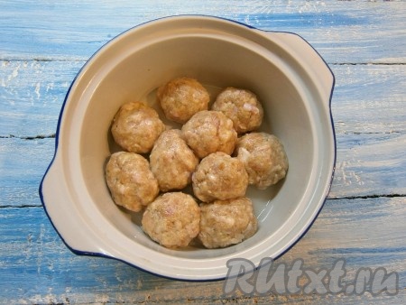 Еще раз фарш перемешать, немного выбить о дно миски. Мокрыми руками сформировать небольшие тефтели. Разместить тефтели в один ряд в кастрюльку, предназначенную для готовки в СВЧ, смазанную немного растительным маслом.
