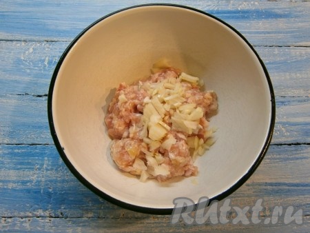 К фаршу добавить мелко нарезанный очищенный репчатый лук.
