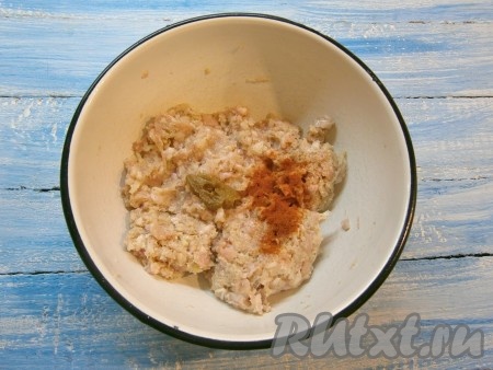 Фарш хорошенько перемешать, добавить паприку, чесночный порошок и горчицу.