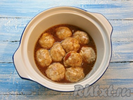 Залить соусом тефтели.