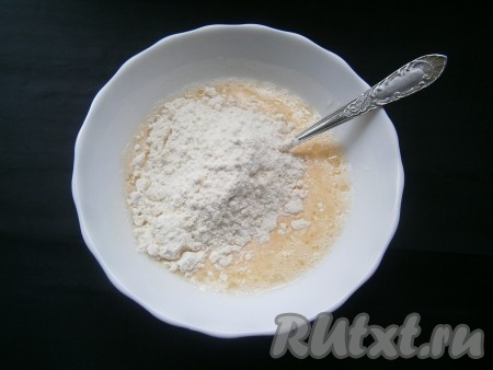 Добавить соду, влить уксус и всыпать муку.