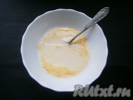 Влить молоко и растительное масло, перемешать.