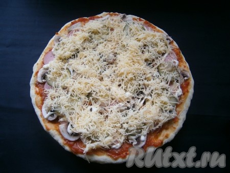 Посыпать все натертым на средней терке сыром.