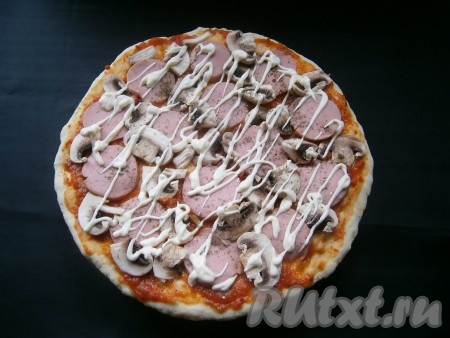 Сверху колбасы и грибов нанести полосочки или сеточку из майонеза.