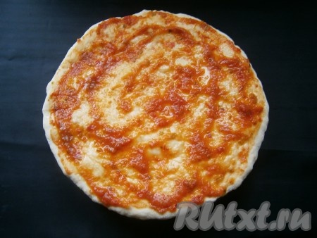 Смазать полуготовую лепешку томатным соусом.