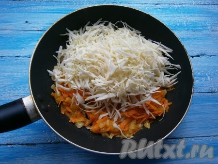 Обжарить лук с морковью, помешивая, минуты 3, затем добавить тонко нашинкованную капусту.