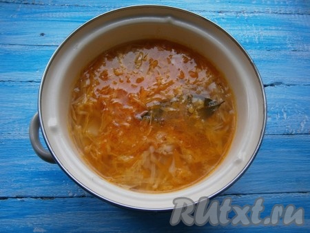 Когда картофель полностью сварится, добавить в кастрюлю тушеную капусту. Щи перемешать и варить далее на маленьком огне с прикрытой крышкой еще 15 минут.