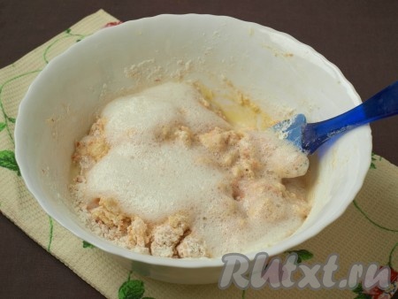 Просеять муку с разрыхлителем и перемешать тесто снова. Отдельно взбить белки в пышную пену, добавить их в тесто и перемешать.
