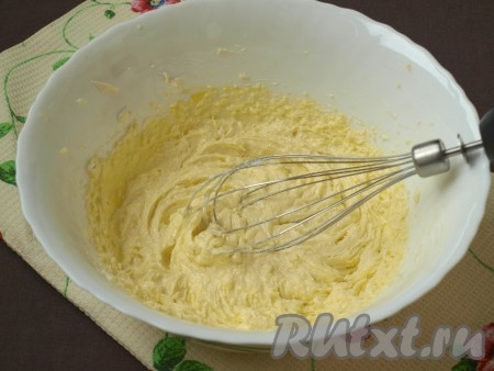 Затем добавить мягкое сливочное масло и продолжить взбивать масляную смесь до однородности.
