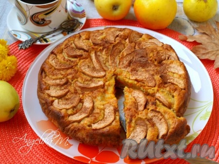 Остудить вкуснейший морковно-яблочный пирог на решётке и подать к столу, нарезав на кусочки.
