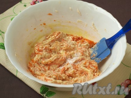 Добавить в масляную смесь натертые морковь и яблоки, перемешать тесто лопаткой, всыпать ванилин и корицу.
