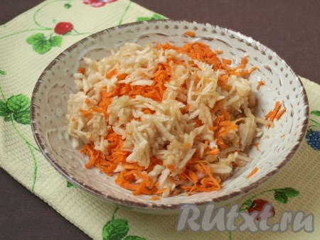 Очистить морковь и яблоки. Натереть на тёрке морковь и половину яблок.
