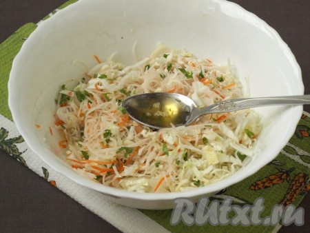 Овощи перемешать, добавить ароматное подсолнечное масло, ещё раз перемешать и сразу подать к столу.
