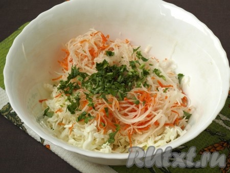 Редьку, морковь и мелко нарезанную петрушку добавить к капусте.
