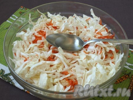 Добавить уксус и ещё раз перемешать.
