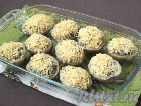 На мелкой тёрке натереть сыр и аккуратно разложить его сверху жульена.