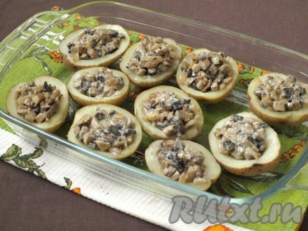 Разложить жульен в середину каждой картошки.