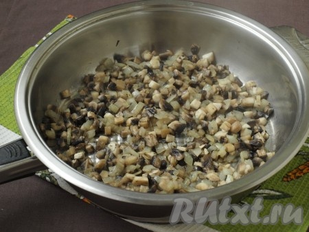 В сковороде разогреть немного подсолнечного масла, выложить лук, обжарить, иногда помешивая, до прозрачности. Затем к луку присоединить шампиньоны и готовить на небольшом огне, периодически перемешивая, до выпаривания жидкости.
