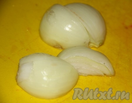 Приступаем к приготовлению супа с домашней лапшой. В готовый куриный бульон кладём очищенную луковицу (можно разрезать её на части).&nbsp;
