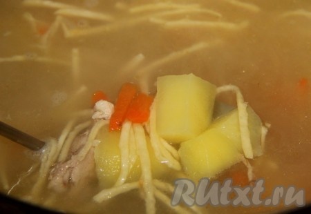 Даём куриному бульону с овощами закипеть, уменьшаем огонь и варим суп минут 15-20 (до готовности картофеля), затем луковицу достаём (она нам больше не понадобится). Снова даём куриному бульону с овощами закипеть, добавляем домашнюю лапшу, после закипания уменьшаем огонь и варим суп минут 5.&nbsp;
